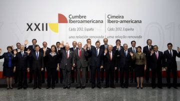 Lideres de los países participantes en la Cumbre Iberoamericana de Cádiz se reunieron para una foto oficial, durante la clausura.