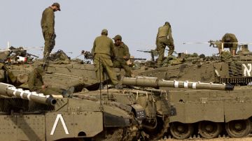 Soldados de Israel trabajan con sus tanques.
