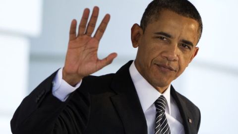 El presidente Barack Obama saluda al salir de la Casa Blanca en Washington para realizar un viaje al sudeste asiático.