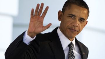 El presidente Barack Obama saluda al salir de la Casa Blanca en Washington para realizar un viaje al sudeste asiático.