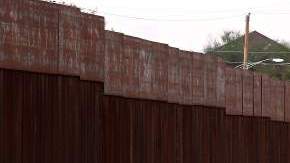 En esta foto del 9 de agosto, se observan vehículos estacionados a un lado de la cerca fronteriza en Nogales, donde un agente de la Patrulla Fronteriza mató a un jóven de 16 años.