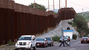 En esta foto del 9 de agosto, se observan vehículos estacionados a un lado de la cerca fronteriza en Nogales, donde un agente de la Patrulla Fronteriza mató a un jóven de 16 años.