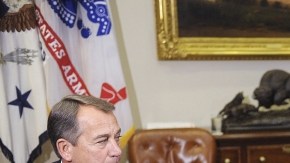 El presidente Barack Obama (c) conversa con el presidente de la Cámara de Representantes, John Boehner (i), y el líder republicano del Senado, Harry Reid (d), en reunión en la Casa Blanca.