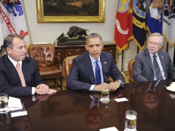 El presidente Barack Obama (c) conversa con el presidente de la Cámara de Representantes, John Boehner (i), y el líder republicano del Senado, Harry Reid (d), en reunión en la Casa Blanca.