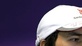 Calderón entregó un reconocimiento al piloto mexicano Sergio Checo Pérez.