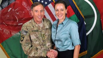 El general David Petraeus saluda  Paula Broadwell, la mujer con la que sostuvo un romance y que desató todo un escándalo político.