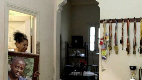 Alegría y emoción se mezclan en el hogar de María Victoria Gil, quien muestra la foto de su hijo, Elvis Gregory, en La Habana, Cuba.