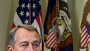 El presidente Barack Obama, acompañado por el vocero de la Cámara de Representantes, John Boehner, habla con la prensa.