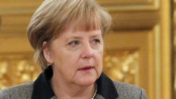 La canciller alemana, Angela Merkel (i), conversa con el presidente ruso, Vladimir Putin, durante una reunión en Moscú, Rusia.