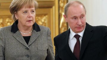 La canciller alemana, Angela Merkel (i), conversa con el presidente ruso, Vladimir Putin, durante una reunión en Moscú, Rusia.