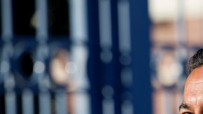 El Dr. Ami Bera sonríe luego de votar en la escuela  Foulks Ranch Elementary  en  Elk Grove. Venció al  republicano Dan Lungren