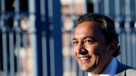 El Dr. Ami Bera sonríe luego de votar en la escuela  Foulks Ranch Elementary  en  Elk Grove. Venció al  republicano Dan Lungren
