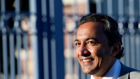 El Dr. Ami Bera sonríe luego de votar en la escuela  Foulks Ranch Elementary  en  Elk Grove. Venció al  republicano Dan Lungren