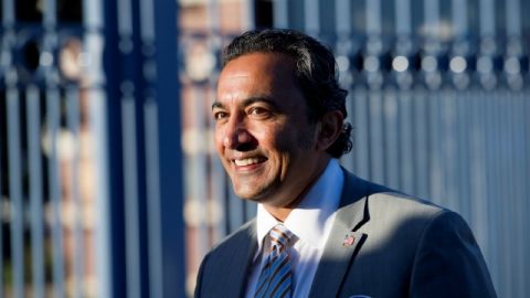 El Dr. Ami Bera sonríe luego de votar en la escuela  Foulks Ranch Elementary  en  Elk Grove. Venció al  republicano Dan Lungren