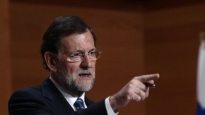 El presidente del Gobierno español, Mariano Rajoy (i), y el secretario general de la SEGIB, Enrique Iglesias, en el encuentro de ayer.