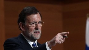 El presidente del Gobierno español, Mariano Rajoy (i), y el secretario general de la SEGIB, Enrique Iglesias, en el encuentro de ayer.