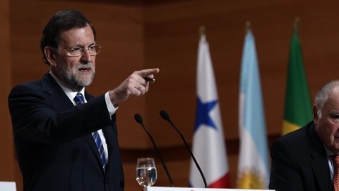 El presidente del Gobierno español, Mariano Rajoy (i), y el secretario general de la SEGIB, Enrique Iglesias, en el encuentro de ayer.