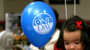 Diego Alcalde y su esposa  Ana Del Carpio, felices tras adoptar a Belén de 1 año.