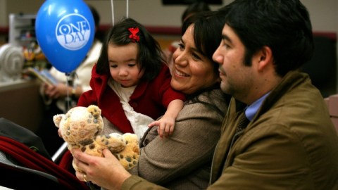 Diego Alcalde y su esposa Ana Del Carpio, felices tras adoptar a Belén de 1 año.