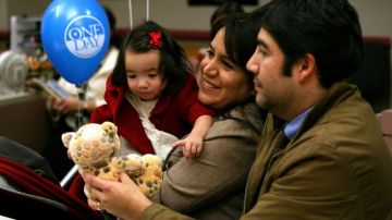 Diego Alcalde y su esposa  Ana Del Carpio, felices tras adoptar a Belén de 1 año.