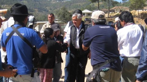 El presidente de Guatemala, Otto Pérez Molina, saluda a su llegada al municipio de Comitancillo, departamento de San Marcos.