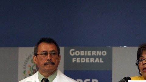 La subprocuradora de la PGR, Victoria Pacheco (d), acompañada por el perito Jesús Librado (i), habla  durante rueda de prensa en Ciudad de México.