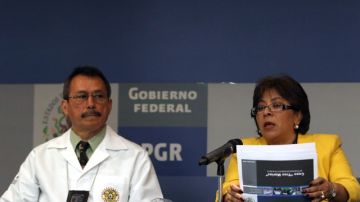 La subprocuradora de la PGR, Victoria Pacheco (d), acompañada por el perito Jesús Librado (i), habla  durante rueda de prensa en Ciudad de México.