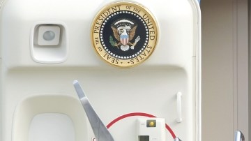 El presidente Barack Obama saluda al llegar a Bangkok, como primera escala de su gira por Asia.