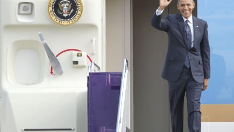 El presidente Barack Obama saluda al llegar a Bangkok, como primera escala de su gira por Asia.