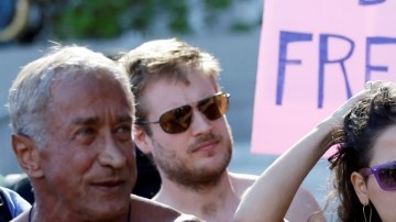 Un grupo de nudistas protesta la semana pasada frente a la Alcaldía de San Francisco, por la propuesta que considera la municipalidad, de prohibir el nudismo en público.