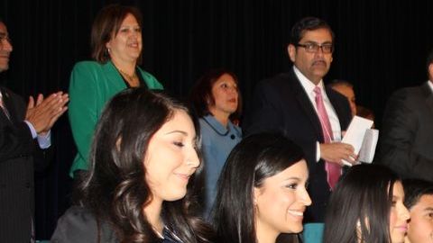 Los jóvenes latinos que recibieron las 25 becas en la conferencia realizada el viernes 16 de noviembre.