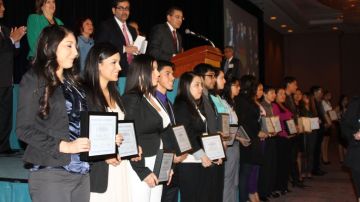 Los jóvenes latinos que recibieron las 25 becas en la conferencia realizada el viernes 16 de noviembre.