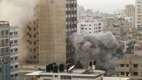 Se puede ver el humo que sale del edificio después del ataque al edificio que alberga la sede de la televisión Al Aqsa de Hamás y otras cadenas de información árabe.