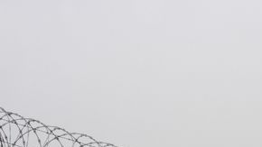 Recientemente, se aprobó una ley que prohibirá al estado, condados y municipios de Illinois la contratación de empresas privadas para administrar centros de detención.