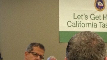 Diana Dooley, escucha a un miembro de la comision en Sacramento.