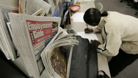 Una persona llena una solicitud en busca de un nuevo trabajo en JobTrain, un centro de capacitación para el trabajo en Menlo Park, California.