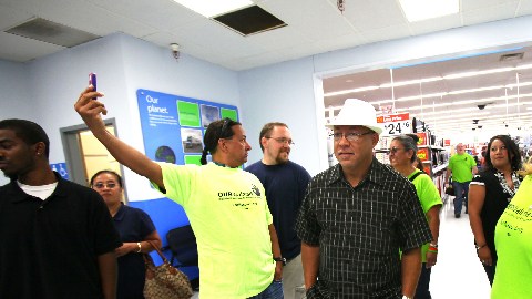 Empleados de un Walmart en Rosecrans Blvd, California, realizaron una protesta hace unos meses en el lugar.