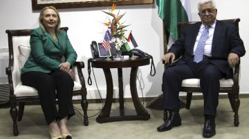 El presidente palestino,Mahmoud Abás, y la secretaria de Estado, Hillary Clinton.