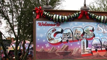 Por primera vez desde su apertura, Cars Land celebra las Navidades por todo lo alto.
