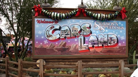 Por primera vez desde su apertura, Cars Land celebra las Navidades por todo lo alto.