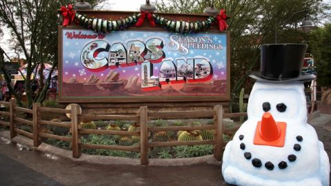 Por primera vez desde su apertura, Cars Land celebra las Navidades por todo lo alto.