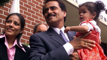 El concejal Richard Alarcón, su hija Andrea (i) y su nieta Cheyenne.