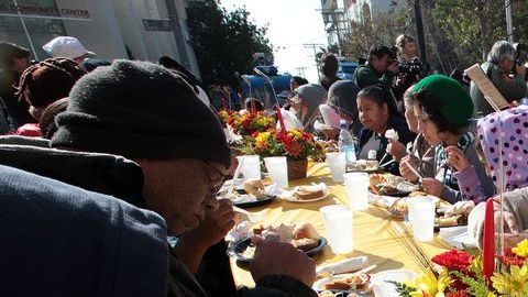 Cena de Acción de Gracias para los desamparados en el centro de Los Angeles.