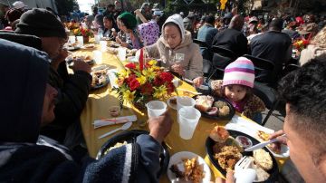 Cena de Acción de Gracias para los desamparados en el centro de Los Angeles.