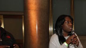 50 Cent saluda a la gente afectada por el huracán Sandy y participa en la distribución de comidas de Acción de Gracias de Feeding America y de Food Bank en Cipriani, New York.