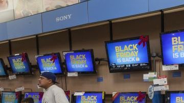 Para compensar la mala temporada de ventas, algunas grandes cadenas anunciaron que adelantarían el "Viernes negro" al jueves a las ocho de la tarde.