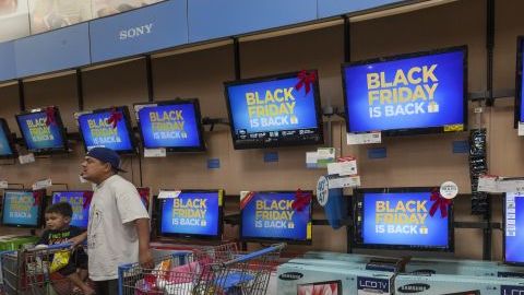 Para compensar la mala temporada de ventas, algunas grandes cadenas anunciaron que adelantarían el "Viernes negro" al jueves a las ocho de la tarde.