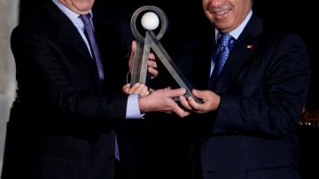El presidente Felipe Calderón entregó a Mario Vargas Llosa (izq.) el premio literario Carlos Fuentes.