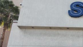 Un hombre que recibió un puñetazo sacó un arma y dispersó a los compradores.