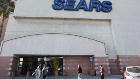 Un hombre que recibió un puñetazo sacó un arma y dispersó a los compradores.